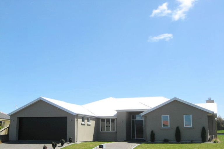 Photo of property in 25 Willowview Drive, Redwood, Christchurch, 8051