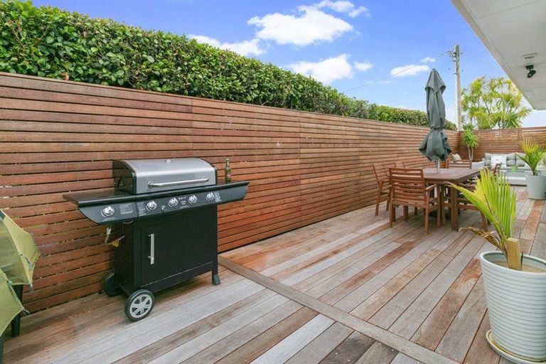 Photo of property in 1/53 Verran Road, Birkenhead, Auckland, 0626