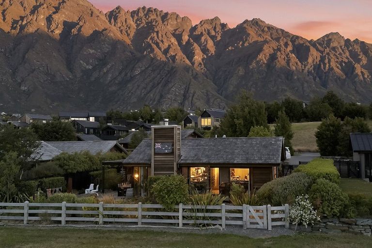 Photo of property in 20 Rannoch Drive, Jacks Point, Queenstown, 9371