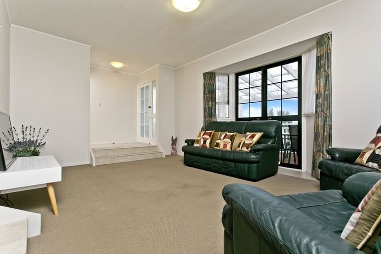 Photo of property in 13 Santiago Crescent, Unsworth Heights, Auckland, 0632