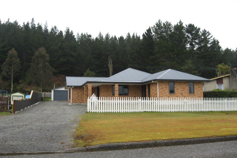 Photo of property in 8 Mawhera Street, Dobson, Greymouth, 7805