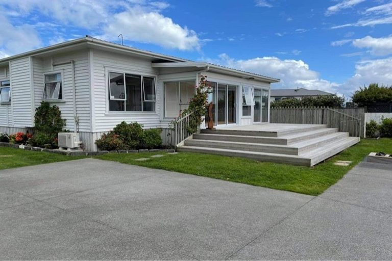 Photo of property in 63a Kiwi Esplanade, Mangere Bridge, Auckland, 2022