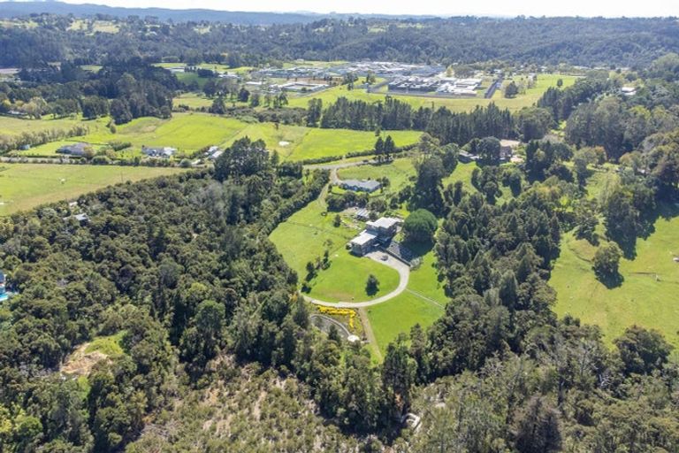 Photo of property in 42 Merewhira Road, Paremoremo, Albany, 0793