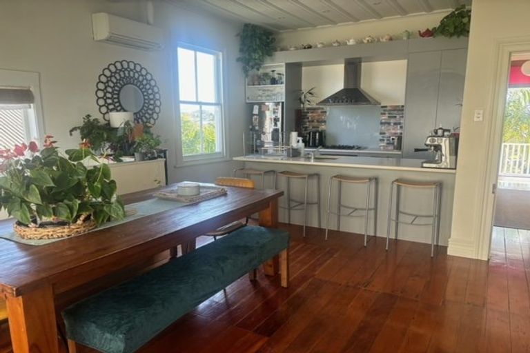 Photo of property in 1/9 Rutland Road, Stanley Point, Auckland, 0624