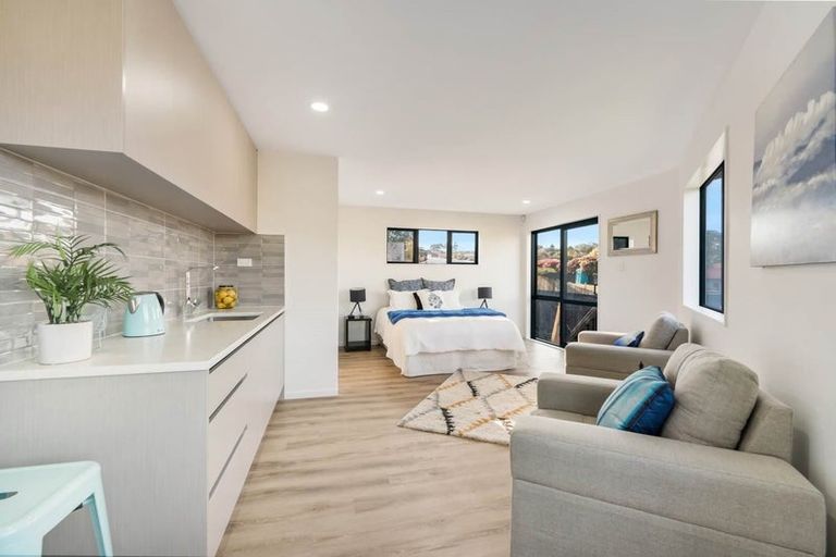 Photo of property in 5 Liban Place, Massey, Auckland, 0614