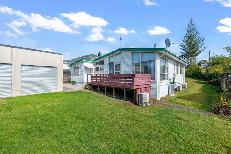 Photo of property in 35 Beaubank Road, Kelston, Auckland, 0602