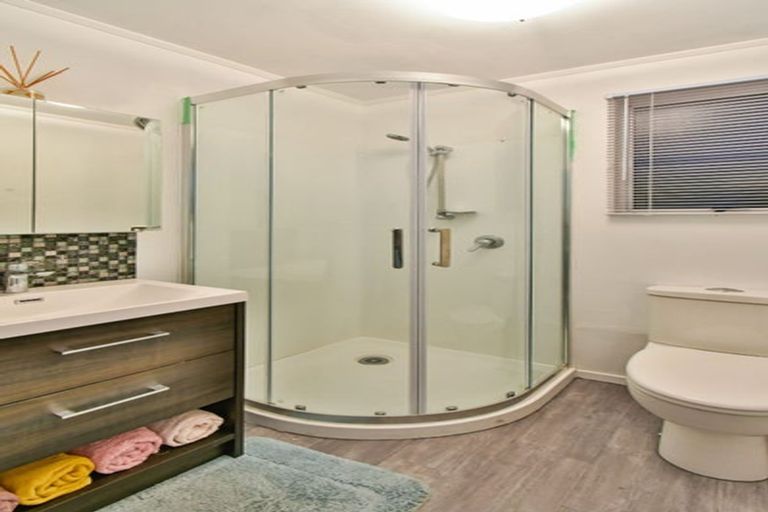 Photo of property in 2/18 Etherton Drive, Weymouth, Auckland, 2103