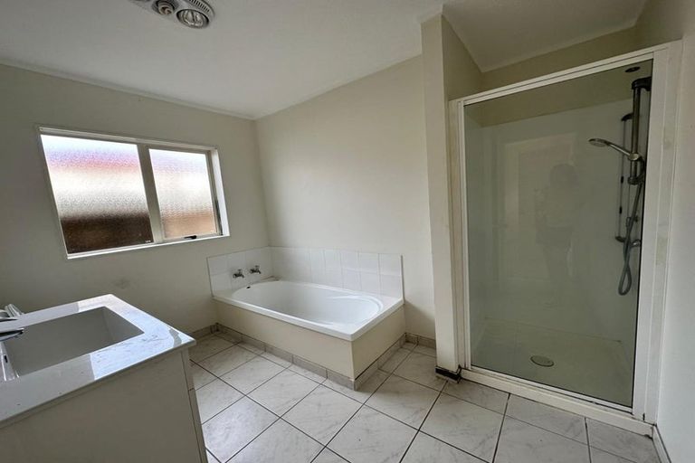 Photo of property in 32 Frank Bunce Grove, Flat Bush, Auckland, 2019