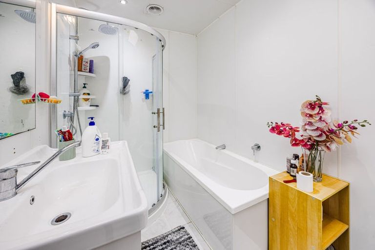 Photo of property in 10 Albertson Place, Manurewa, Auckland, 2102