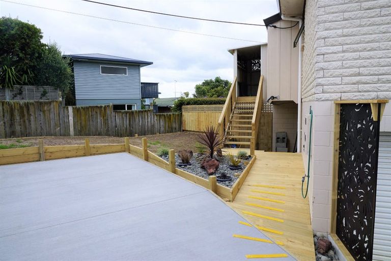 Photo of property in 1/79 Knights Road, Rothesay Bay, Auckland, 0630