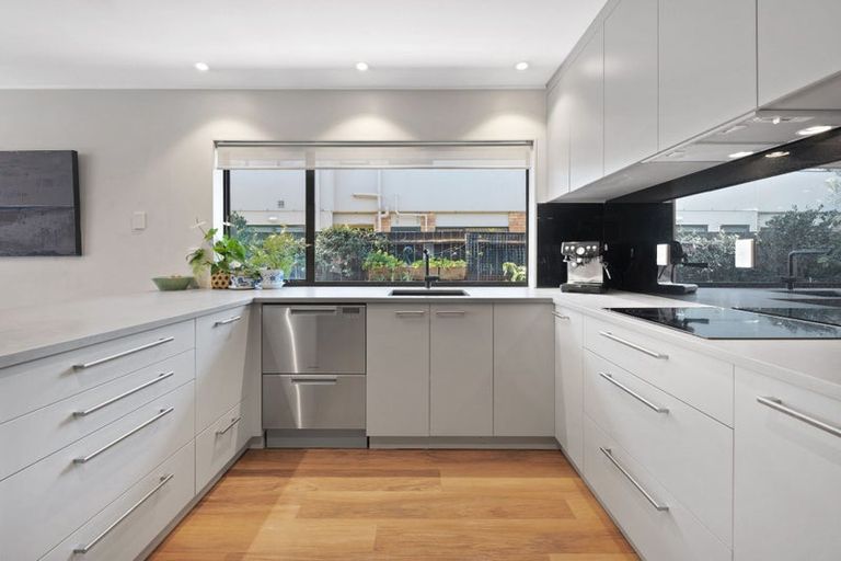 Photo of property in 21b Eastern Beach Road, Eastern Beach, Auckland, 2012