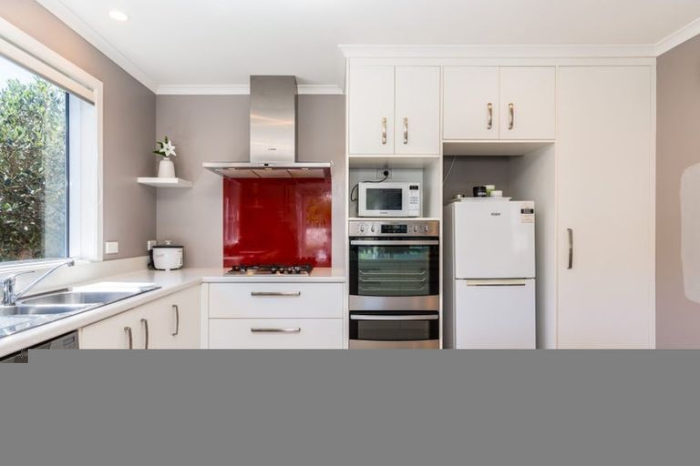 Photo of property in 10 Larsen Crescent, Tawa, Wellington, 5028