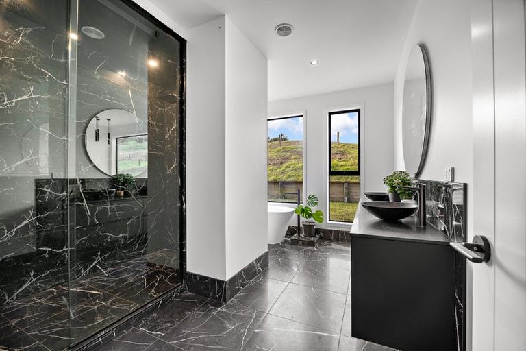 Photo of property in 1088 South Head Road, South Head, Helensville, 0874