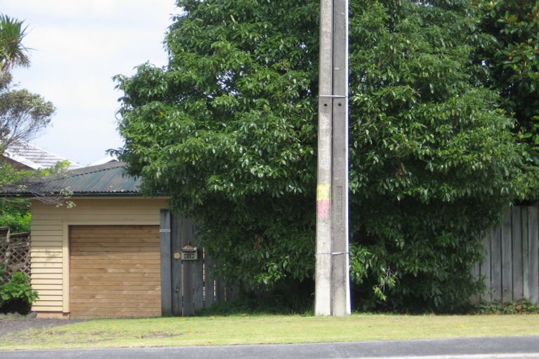 Photo of property in 212 East Coast Road, Forrest Hill, Auckland, 0620