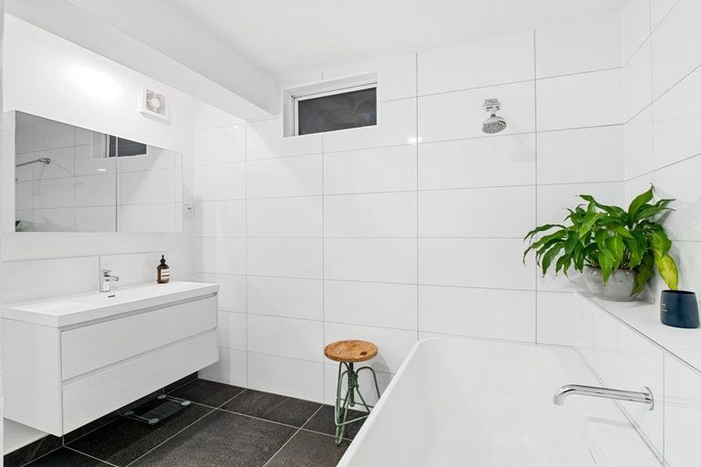 Photo of property in 6 Mollyhawk Place, Birkenhead, Auckland, 0626