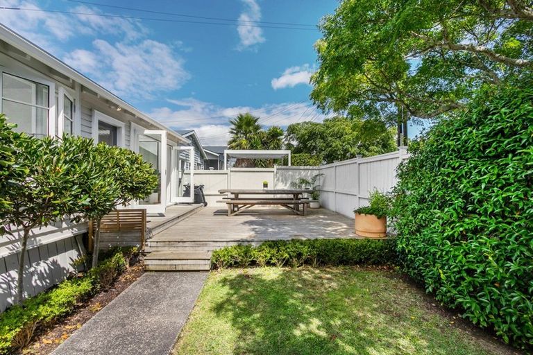 Photo of property in 14 Formby Avenue, Point Chevalier, Auckland, 1022