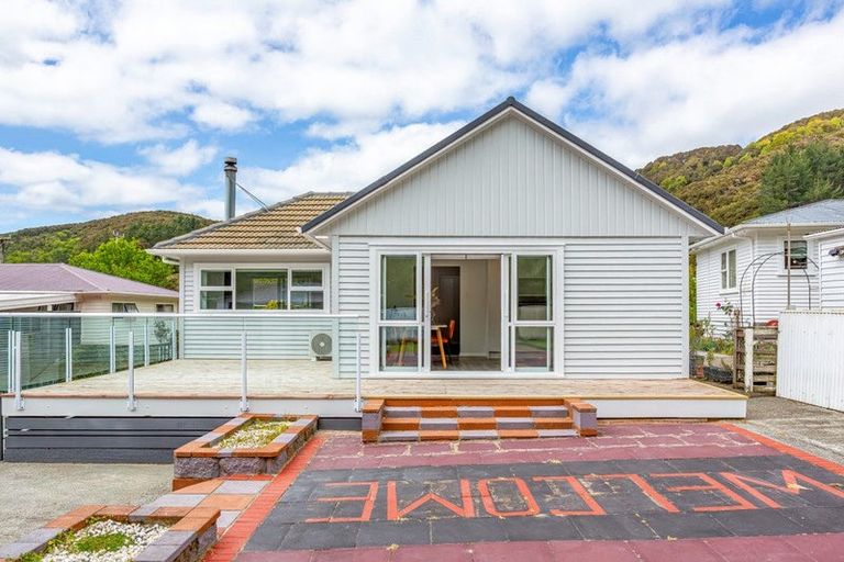 Photo of property in 52 Lees Grove, Wainuiomata, Lower Hutt, 5014