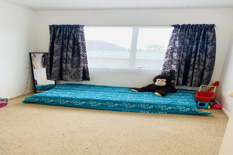 Photo of property in 1/2 Netherlands Avenue, Kelston, Auckland, 0602