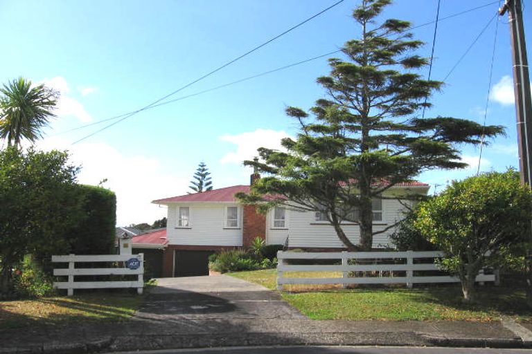 Photo of property in 15 Gaede Terrace, Sunnyvale, Auckland, 0612