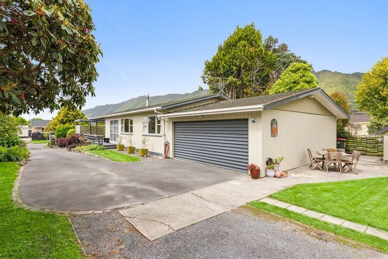 Photo of property in 4 Sylvan Avenue, Waikanae, 5036