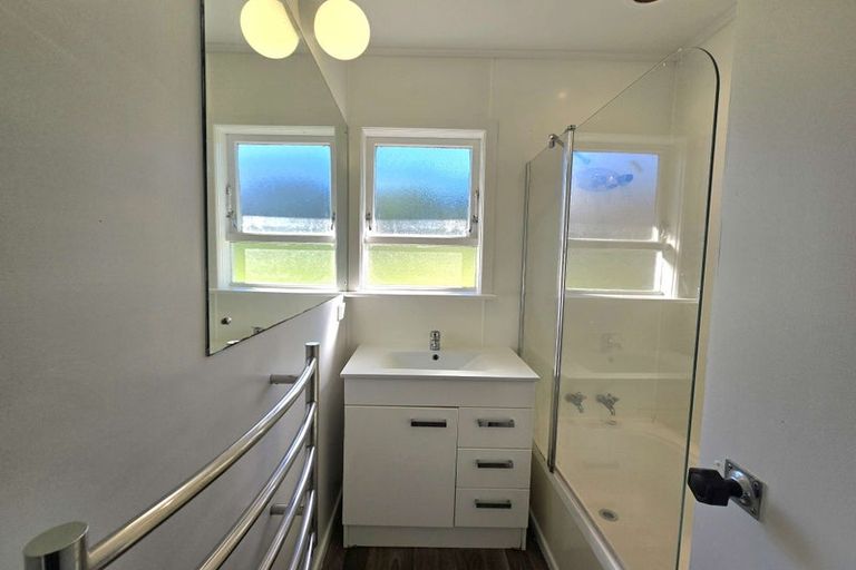 Photo of property in 16 Blenheim Street, Glenfield, Auckland, 0629