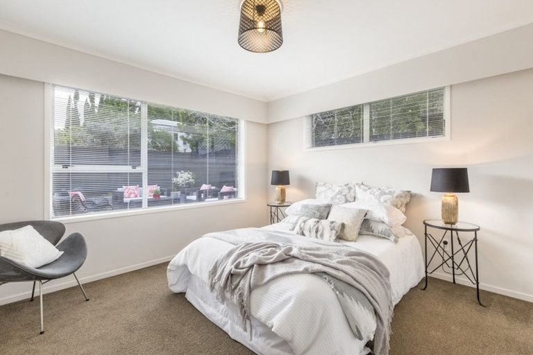 Photo of property in 2/4202a Great North Road, Glendene, Auckland, 0602