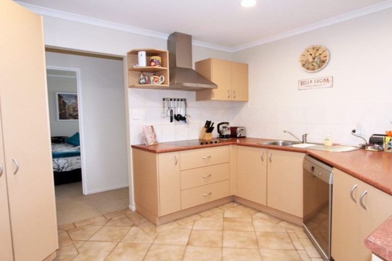 Photo of property in 1 Berkshire Terrace, Massey, Auckland, 0614