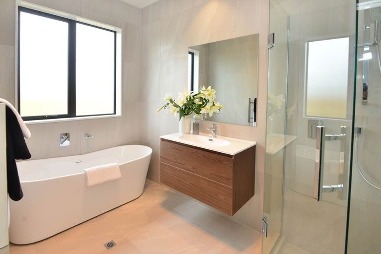 Photo of property in 12 Gilbransen Road, Kumeu, 0810