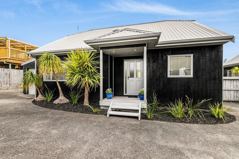 Photo of property in 2/28 Holiday Road, Stanmore Bay, Whangaparaoa, 0932