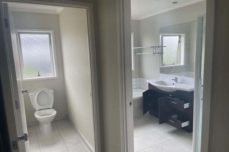 Photo of property in 4 Ravine Lane, Oteha, Auckland, 0632