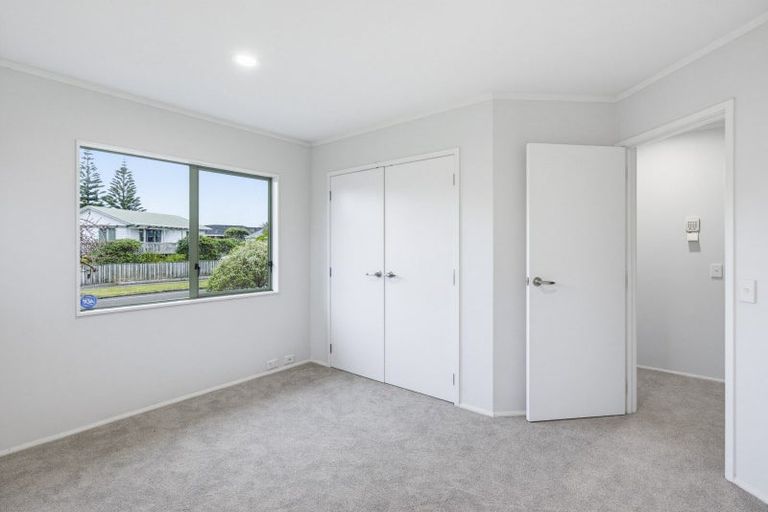 Photo of property in 27 Rutherford Drive, Waikanae Beach, Waikanae, 5036