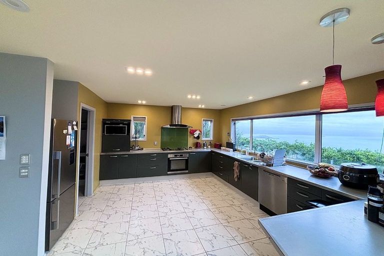 Photo of property in 24 Dress Circle, Newlands, Wellington, 6037