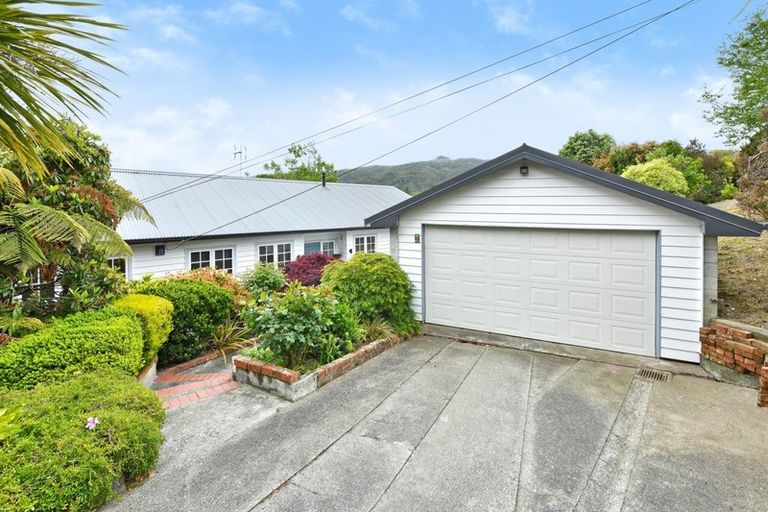 Photo of property in 18 Dowling Grove, Silverstream, Upper Hutt, 5019