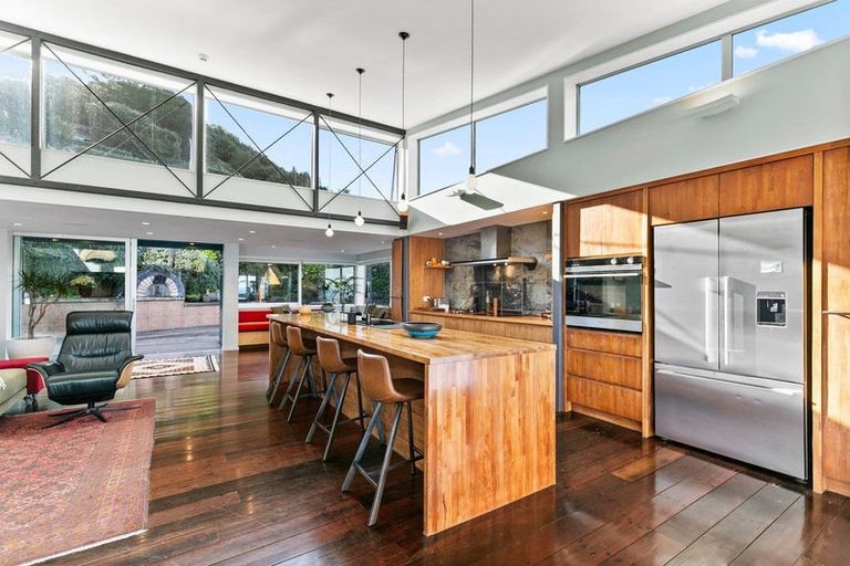 Photo of property in 10 Cave Road, Houghton Bay, Wellington, 6023