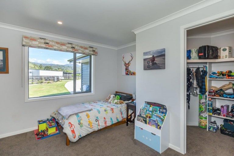 Photo of property in 441 Tararua Road, Levin, 5571