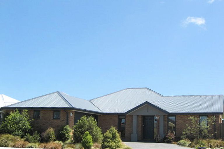 Photo of property in 27 Willowview Drive, Redwood, Christchurch, 8051