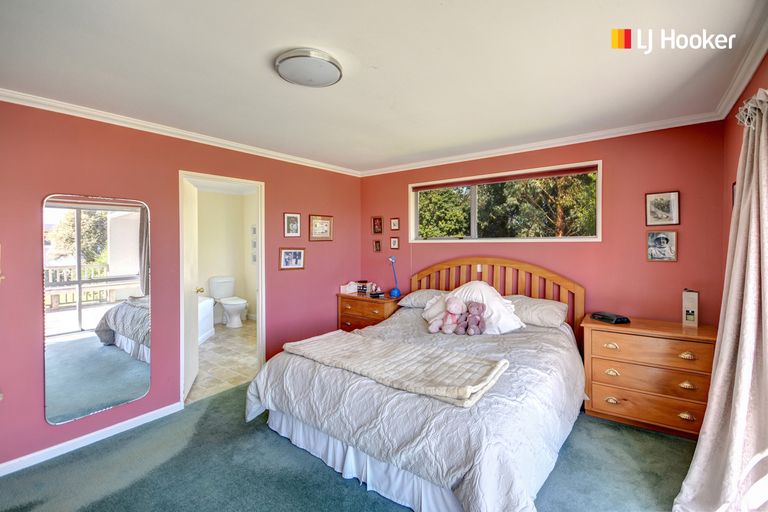 Photo of property in 24 Surrey Bay Road, Waihola, Outram, 9073