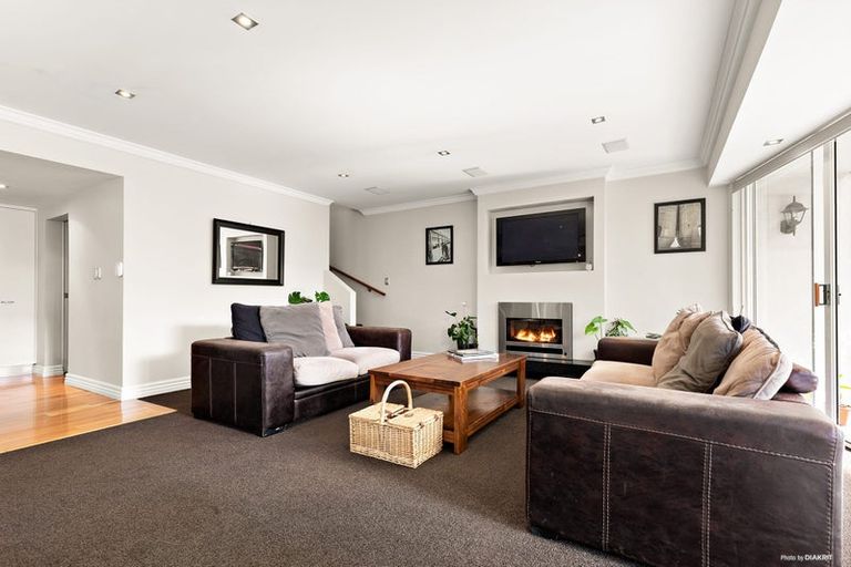 Photo of property in 8a Oteha Valley Road, Northcross, Auckland, 0632