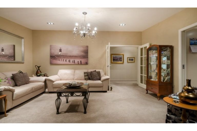 Photo of property in 5a Bernleigh Terrace, West Harbour, Auckland, 0618