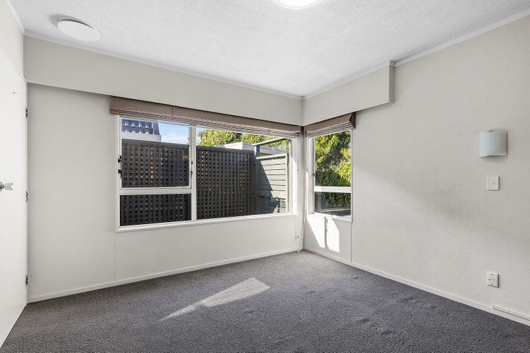 Photo of property in 5a Oak Avenue, Paremata, Porirua, 5024