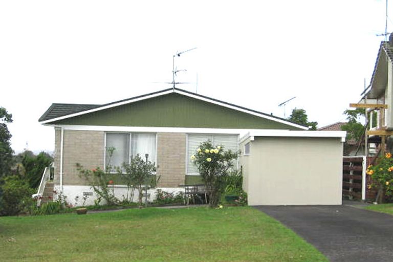 Photo of property in 1/49 Manhattan Heights, Glendene, Auckland, 0602