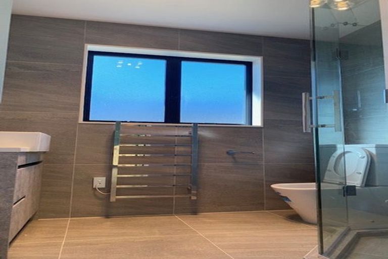 Photo of property in 4 Gill Avenue, Te Atatu Peninsula, Auckland, 0610