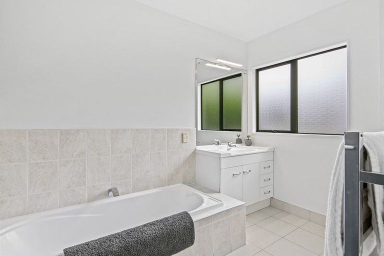 Photo of property in 184b Whangaparaoa Road, Red Beach, 0932