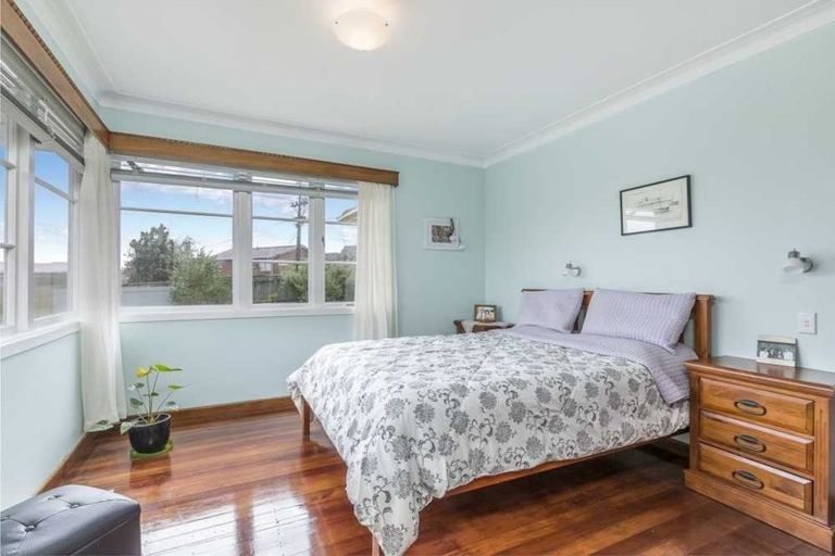 Photo of property in 73 Pupuke Road, Northcote, Auckland, 0627