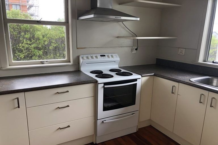 Photo of property in 208 Sunnynook Road, Totara Vale, Auckland, 0627