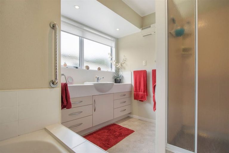 Photo of property in 6 Fencourt Crescent, Katikati, 3129