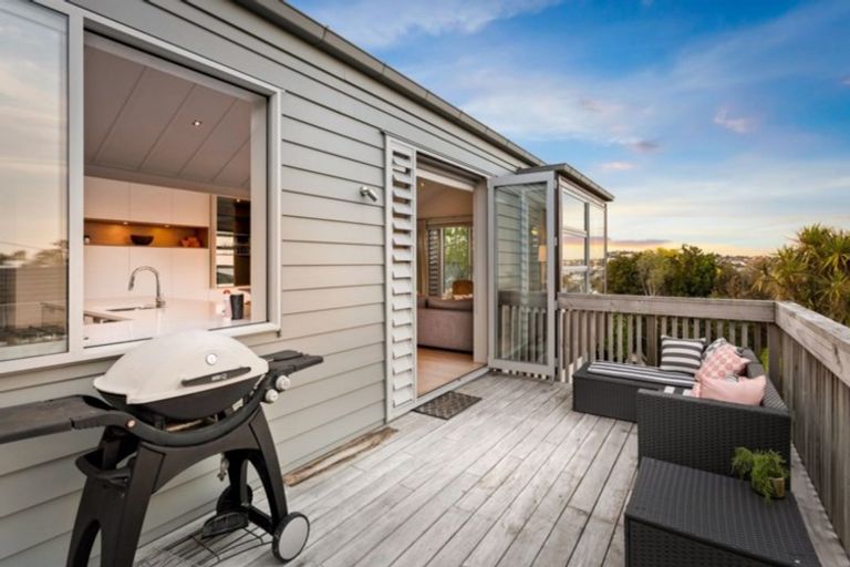 Photo of property in 8 Garadice Road, Rothesay Bay, Auckland, 0630