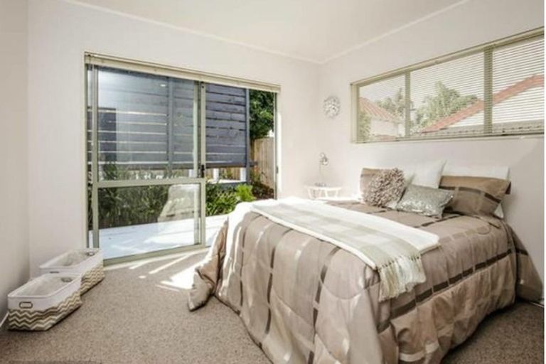 Photo of property in 1 Bridgehead Cove, West Harbour, Auckland, 0618