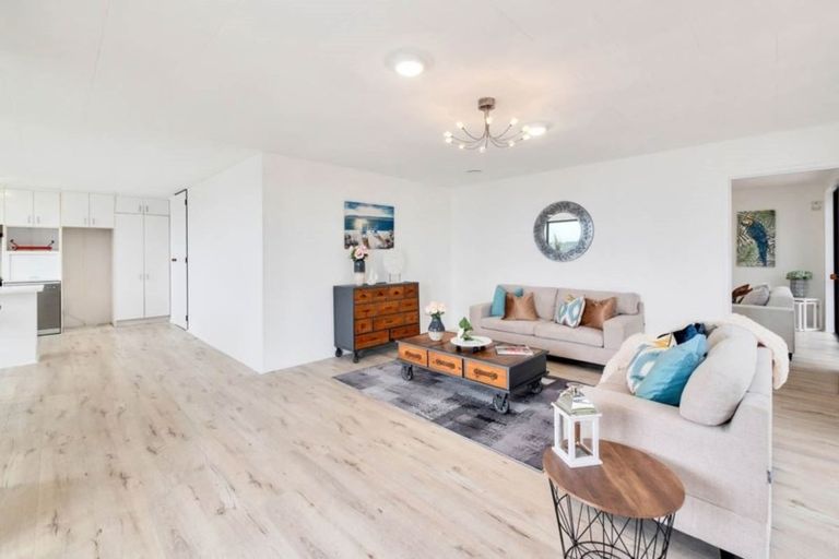 Photo of property in 11 Jumento Place, Unsworth Heights, Auckland, 0632