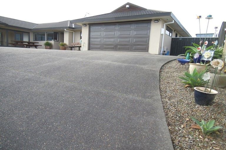 Photo of property in 37 Guildford Drive, Paraparaumu, 5032